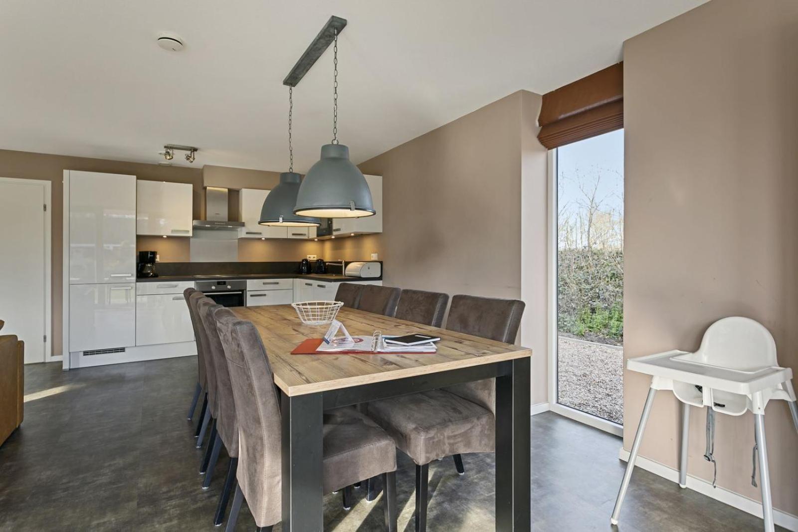 Mastlo: Spacious 10-person Garden Retreat Near Villa *