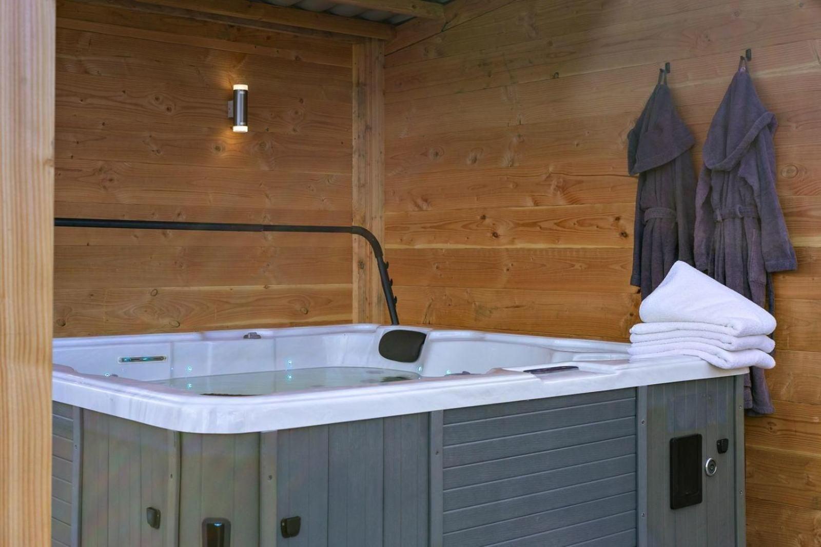Mastlo: Spacious 10-person Garden Retreat Near Villa