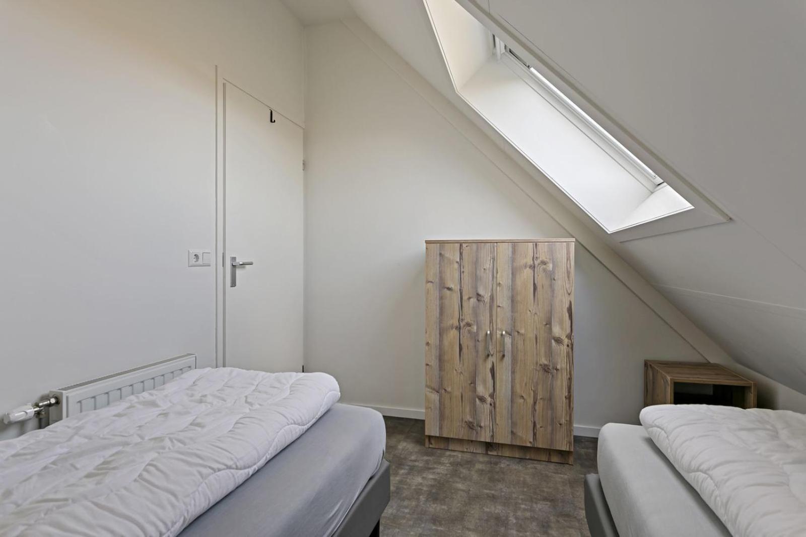 Mastlo: Spacious 10-person Garden Retreat Near Ouddorp
