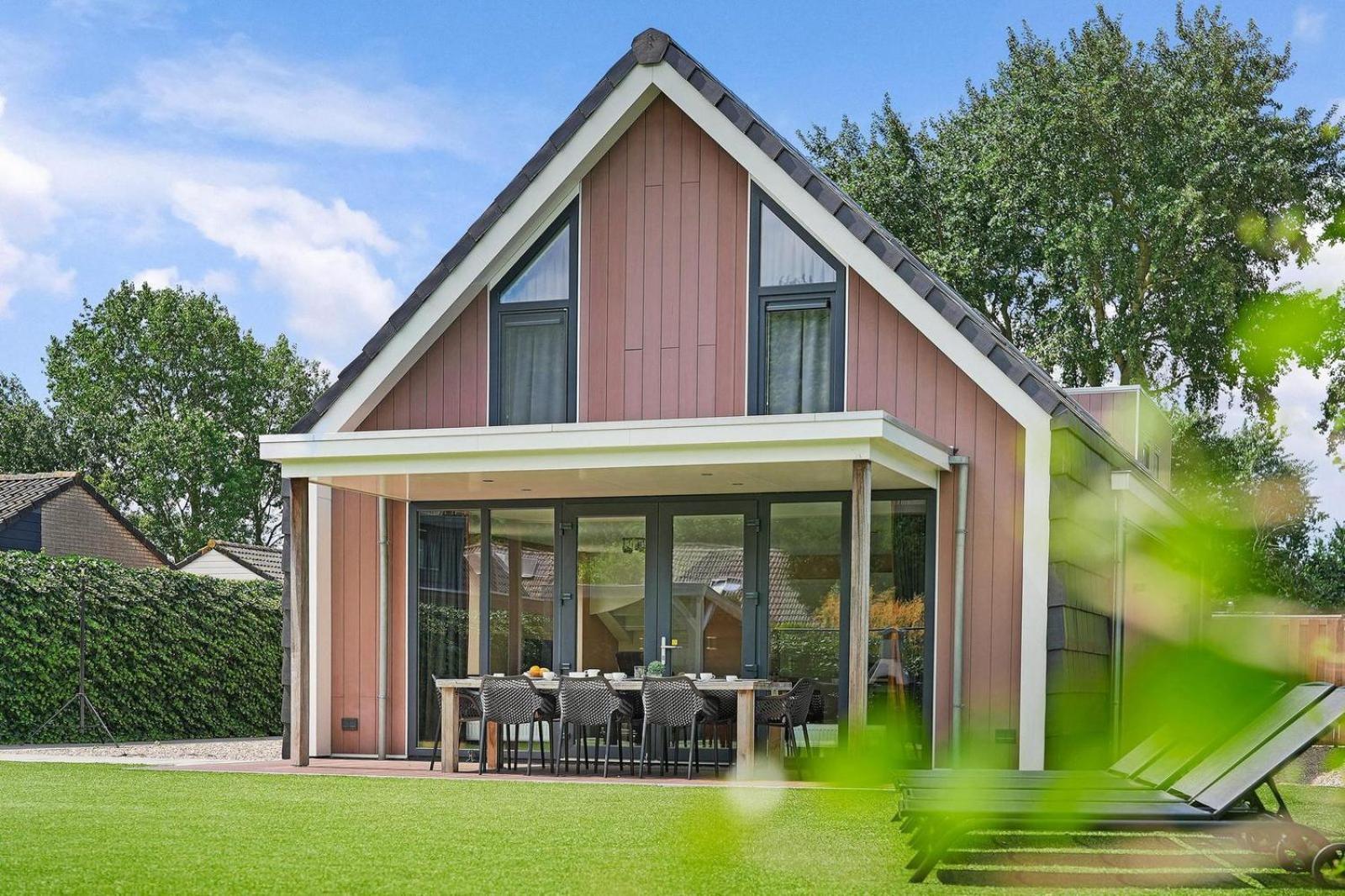 Villa Mastlo: Spacious 10-person Garden Retreat Near