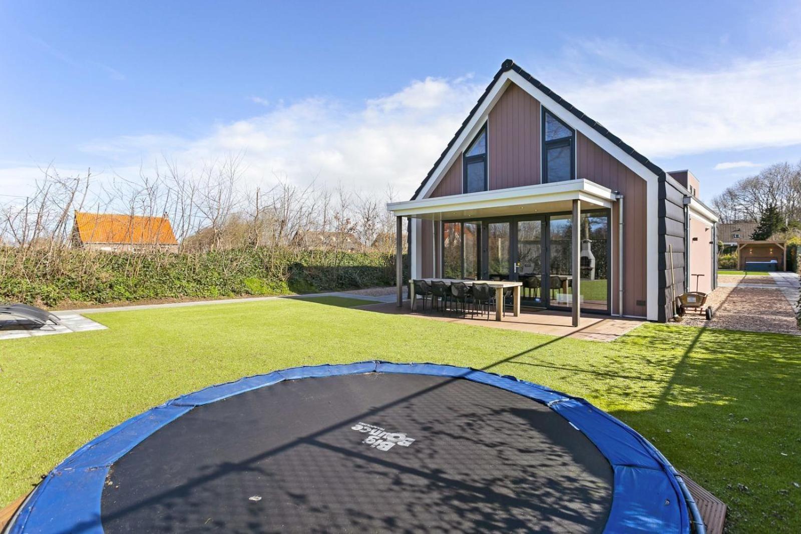 Mastlo: Spacious 10-person Garden Retreat Near Villa *