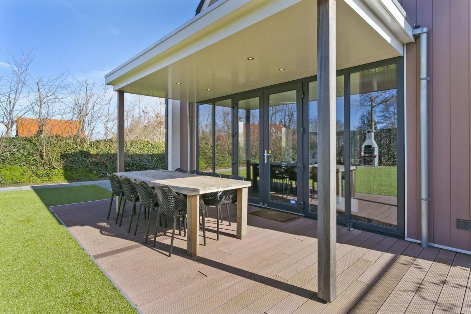 Mastlo: Spacious 10-person Garden Retreat Near Villa Ouddorp