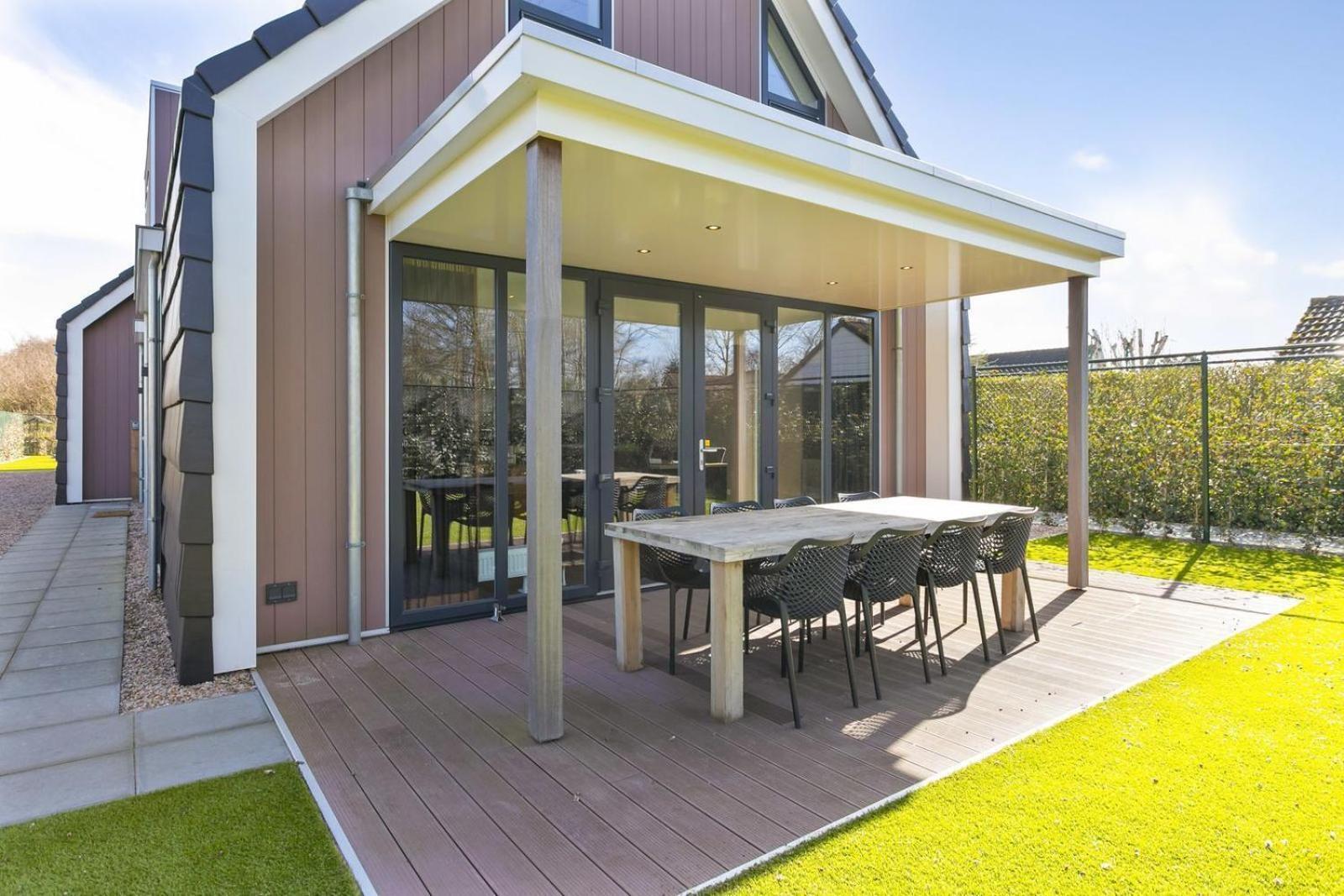 Villa Mastlo: Spacious 10-person Garden Retreat Near Ouddorp