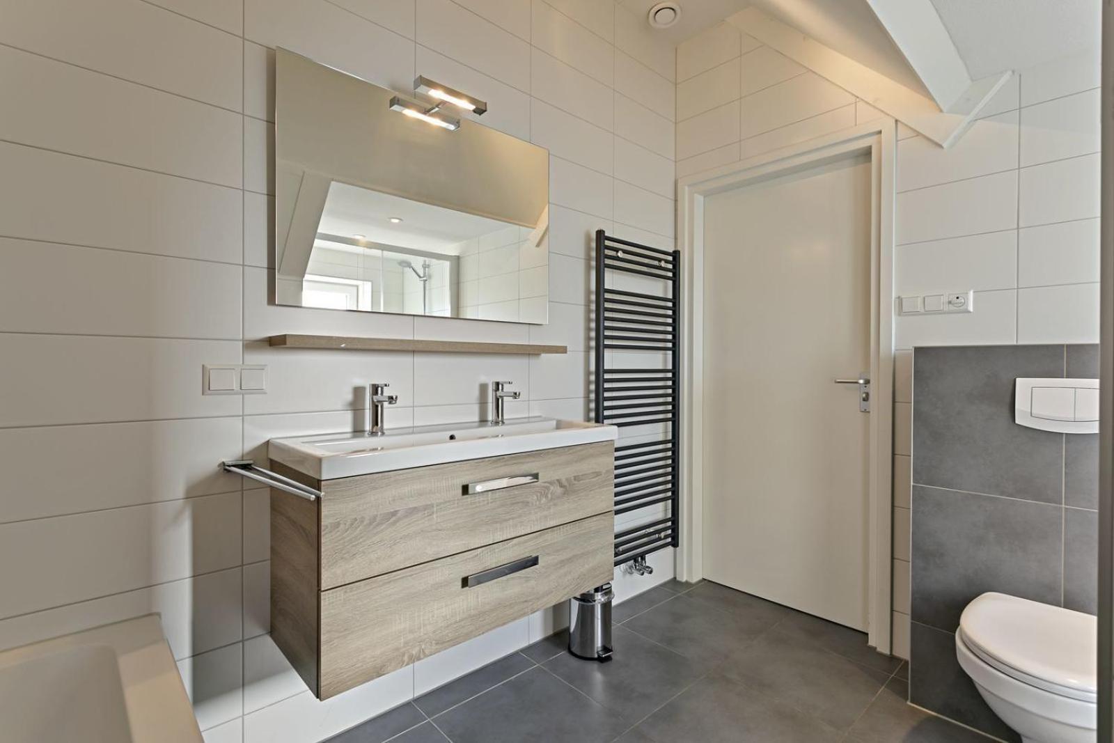 Villa Mastlo: Spacious 10-person Garden Retreat Near *