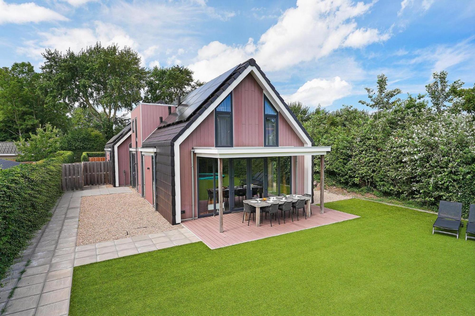 Mastlo: Spacious 10-person Garden Retreat Near *