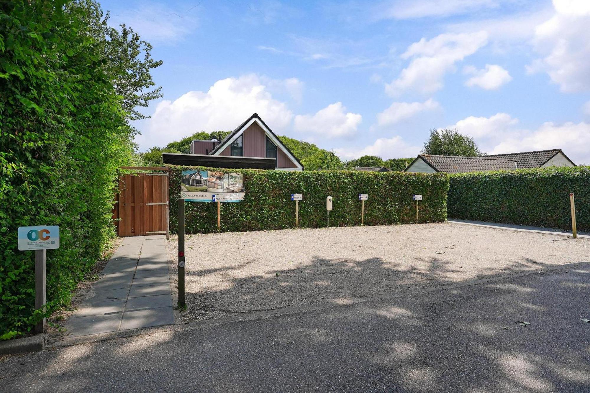 Mastlo: Spacious 10-person Garden Retreat Near Ouddorp