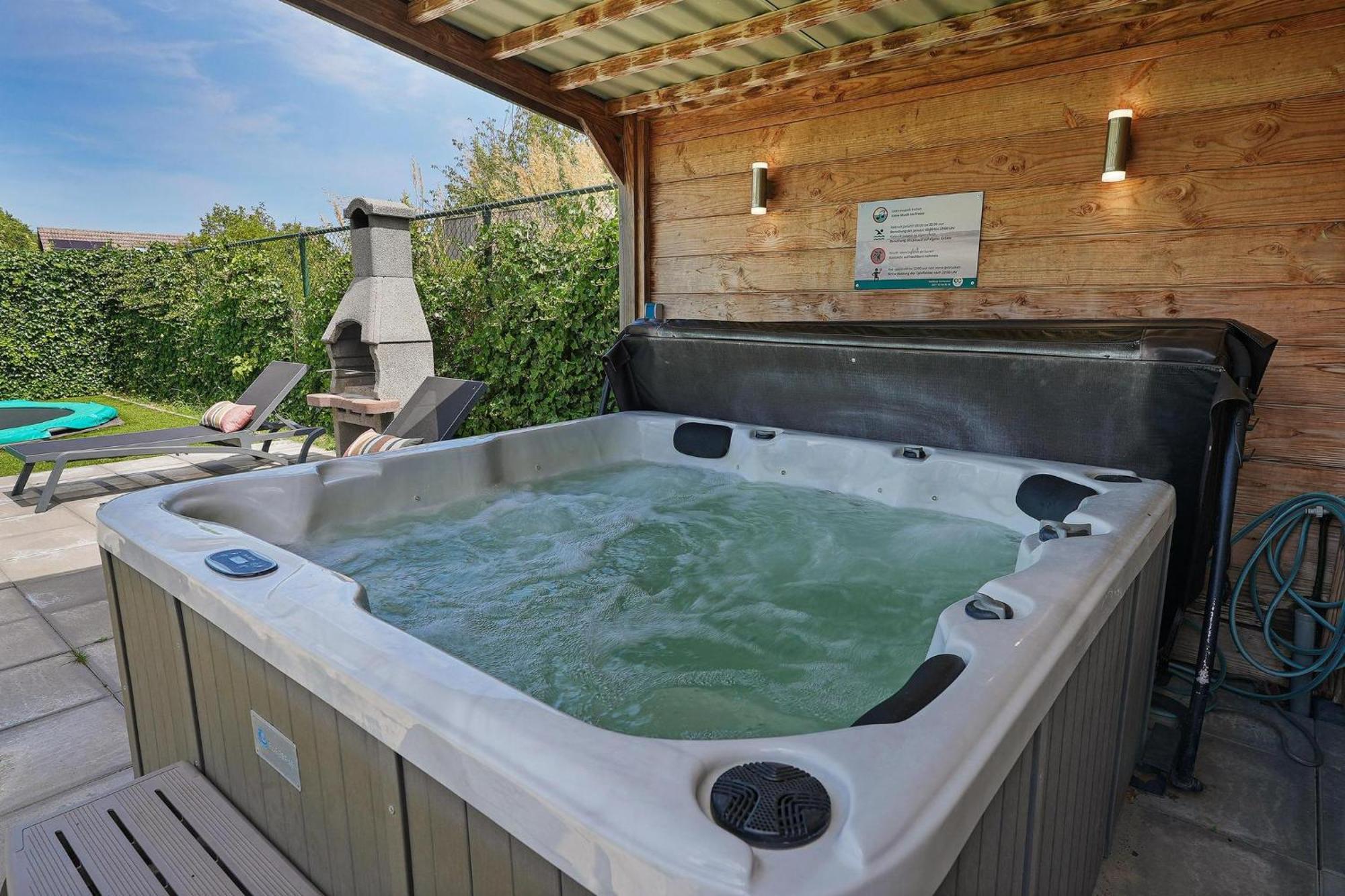 Mastlo: Spacious 10-person Garden Retreat Near