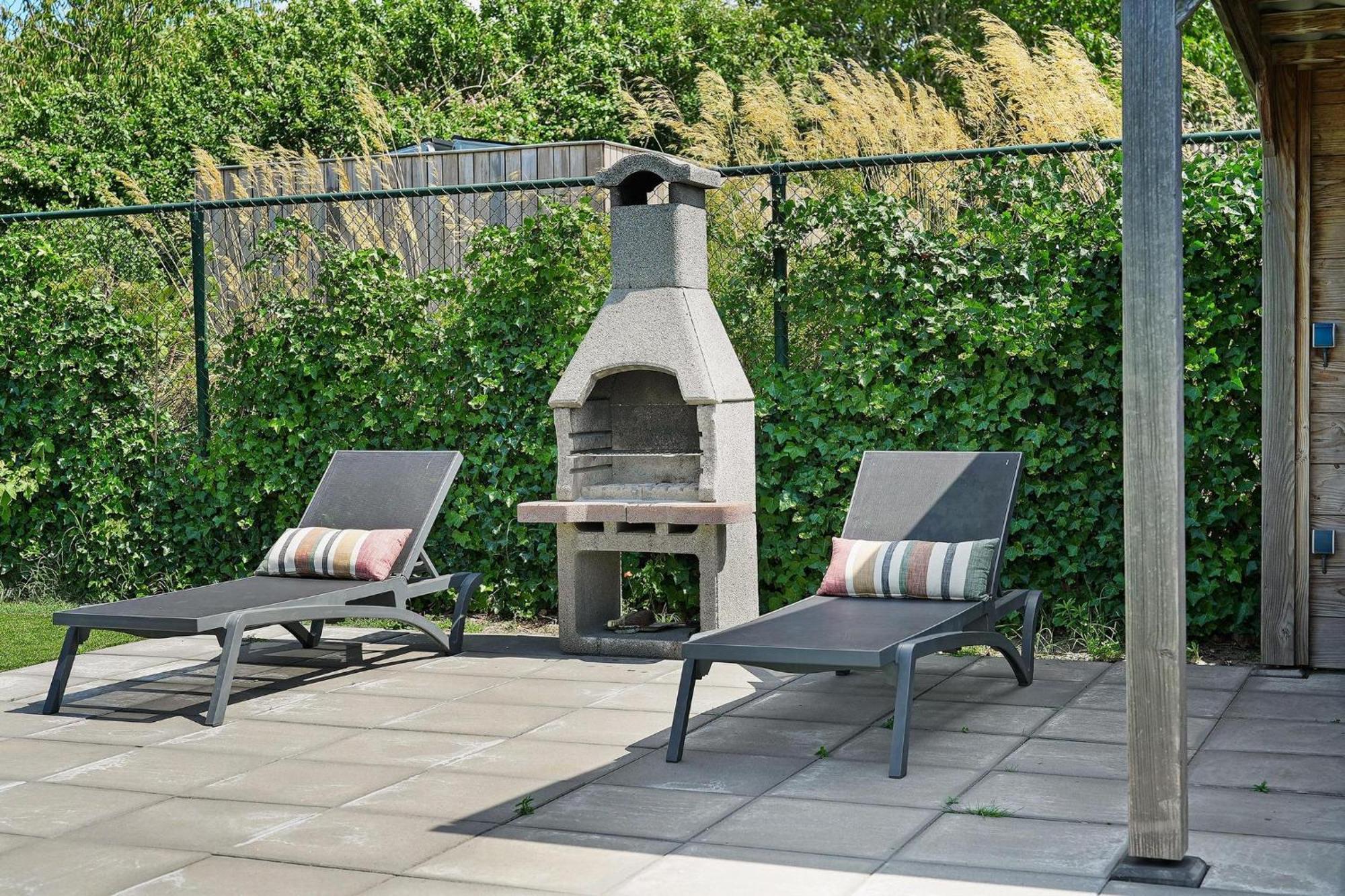 Mastlo: Spacious 10-person Garden Retreat Near Villa *