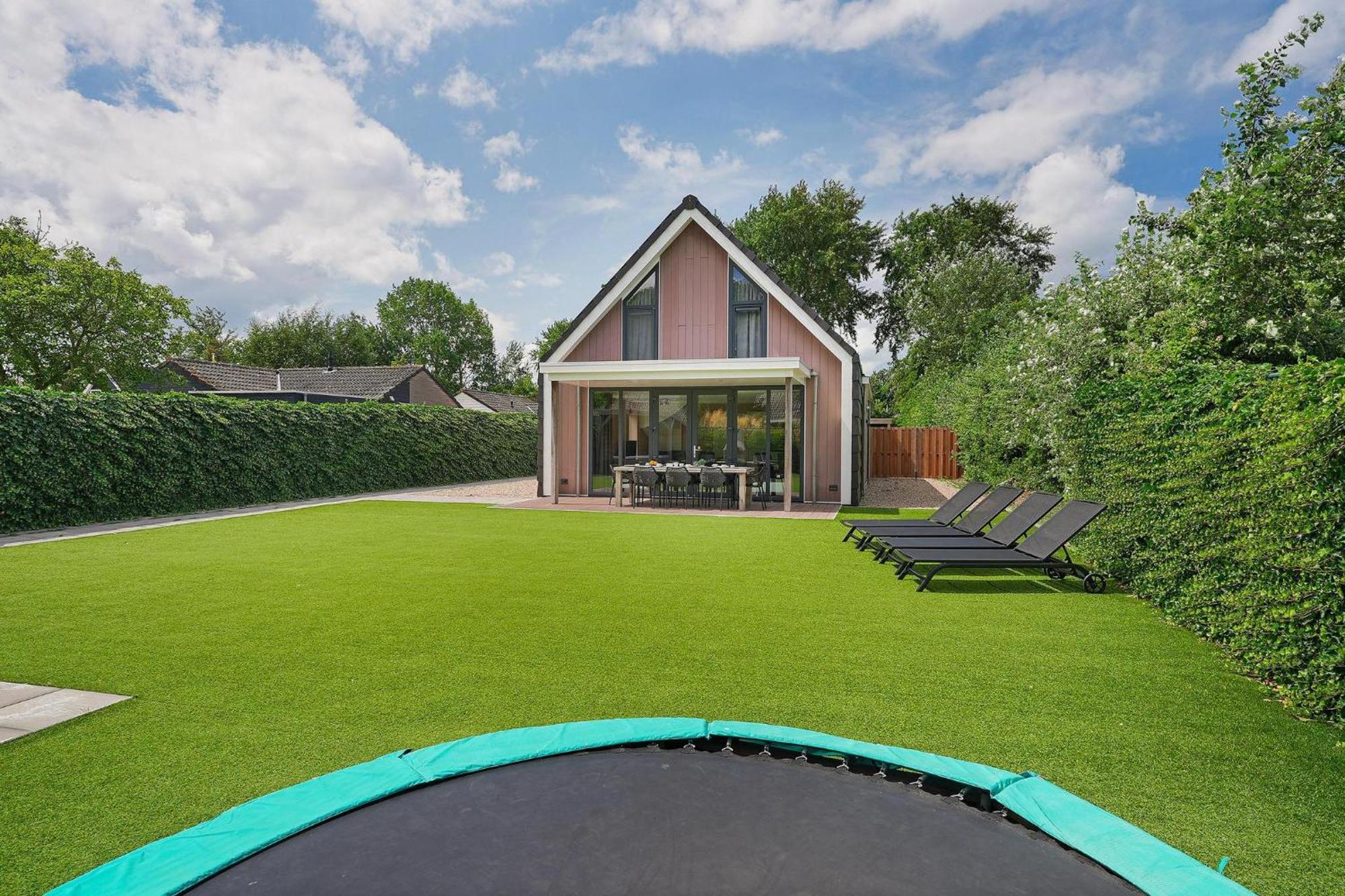 Villa Mastlo: Spacious 10-person Garden Retreat Near *