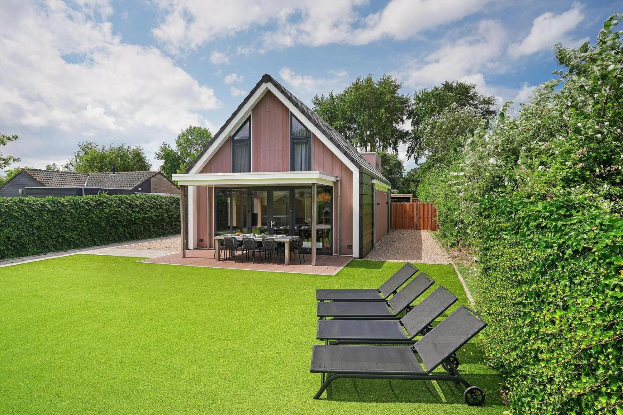 Villa Mastlo: Spacious 10-person Garden Retreat Near Ouddorp