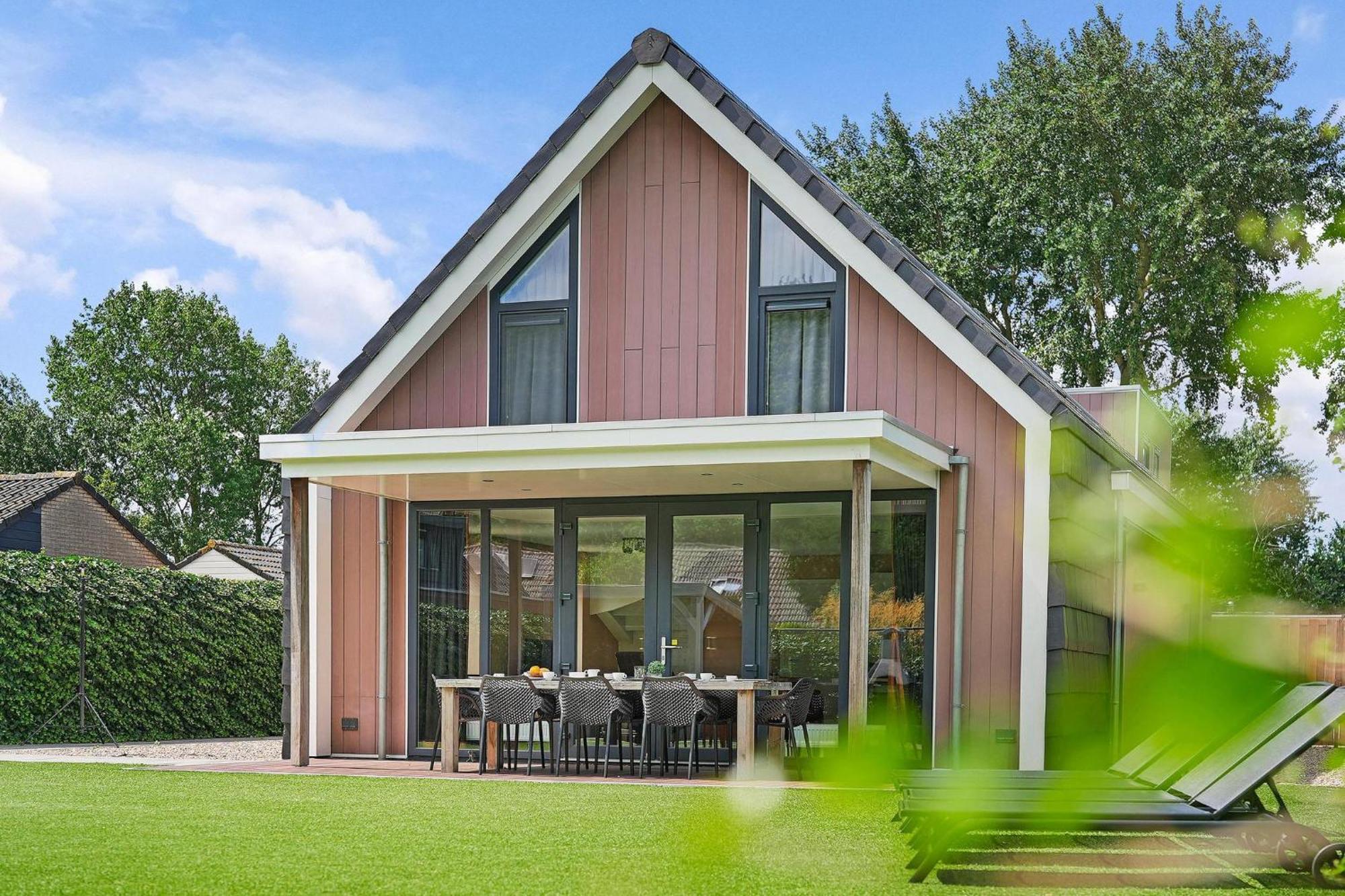 Mastlo: Spacious 10-person Garden Retreat Near Ouddorp