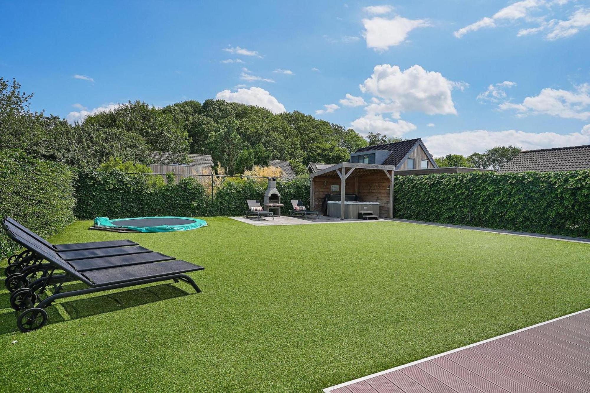 Mastlo: Spacious 10-person Garden Retreat Near Villa