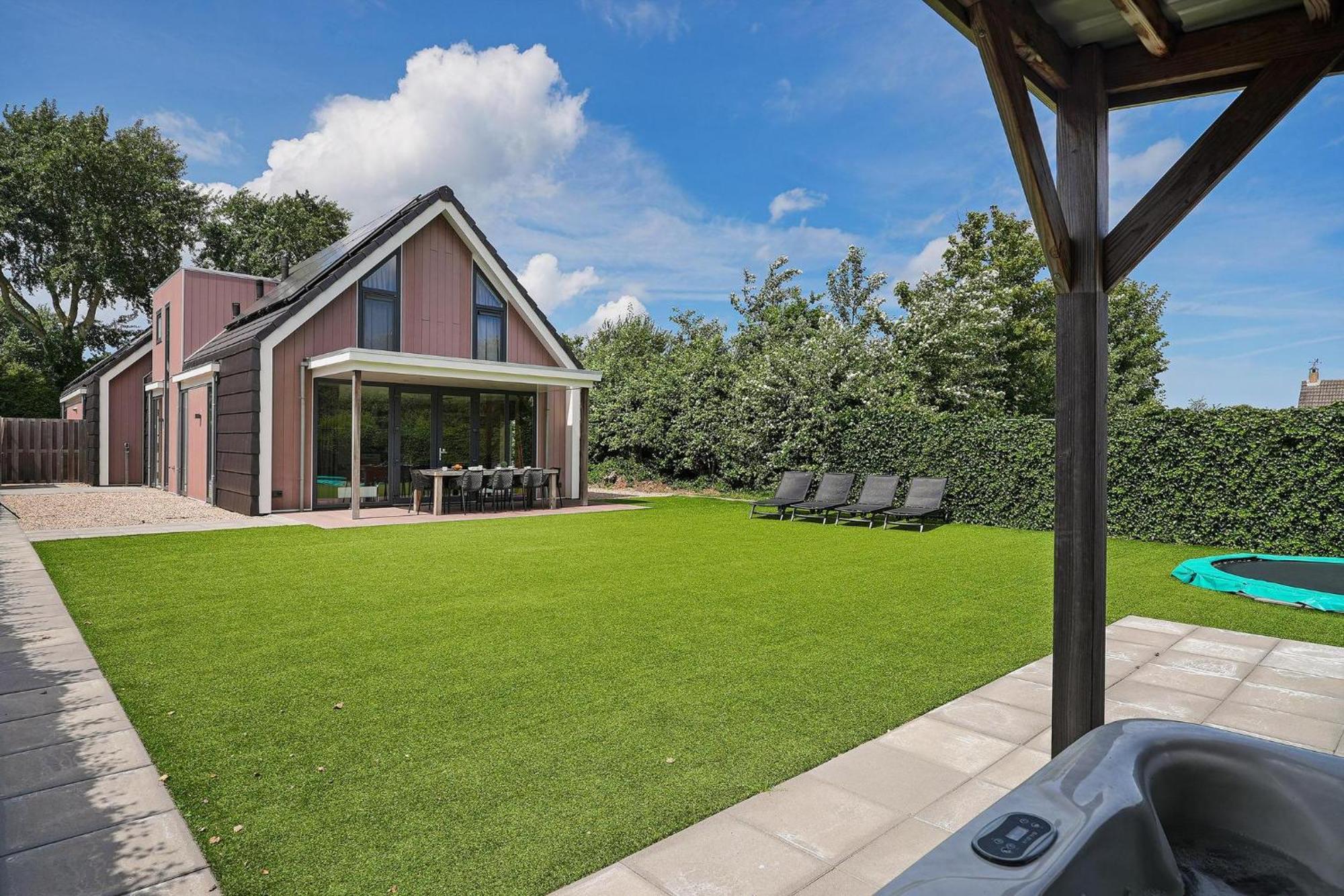 Mastlo: Spacious 10-person Garden Retreat Near Villa *