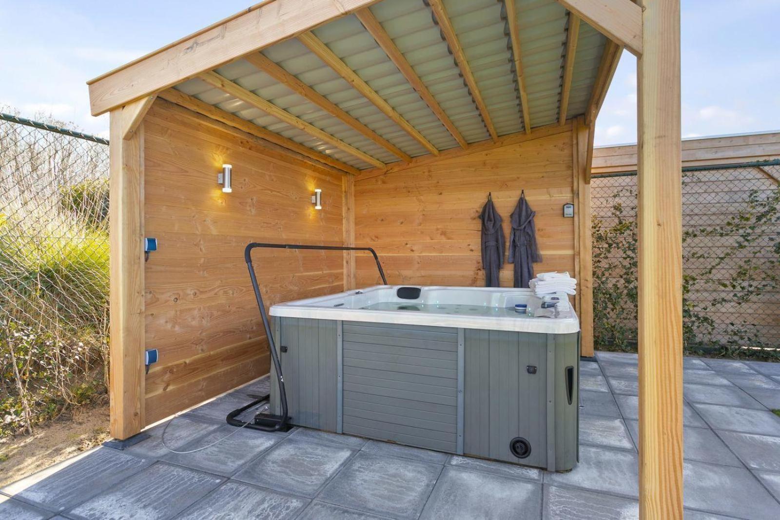 Mastlo: Spacious 10-person Garden Retreat Near Ouddorp