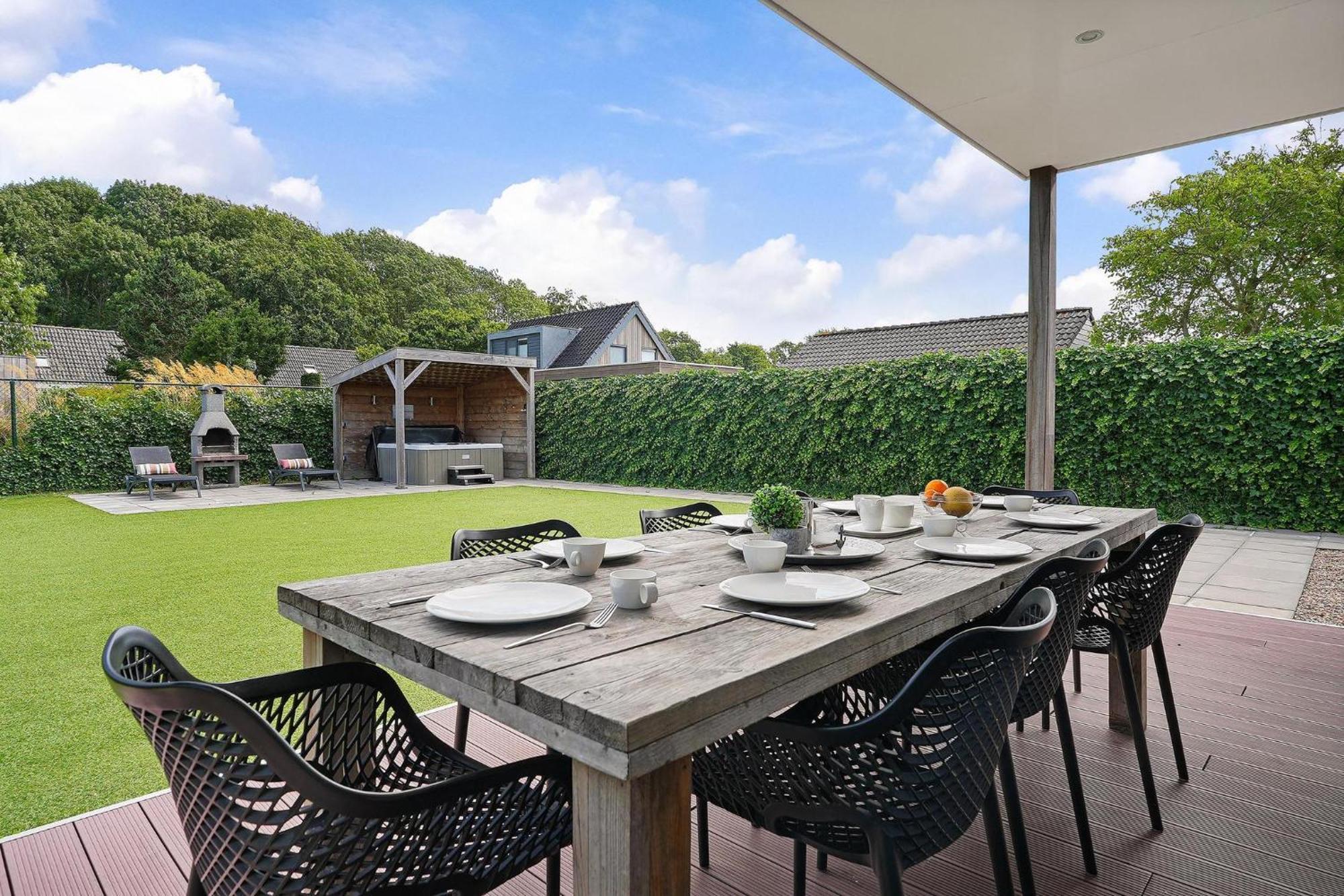 Villa Mastlo: Spacious 10-person Garden Retreat Near