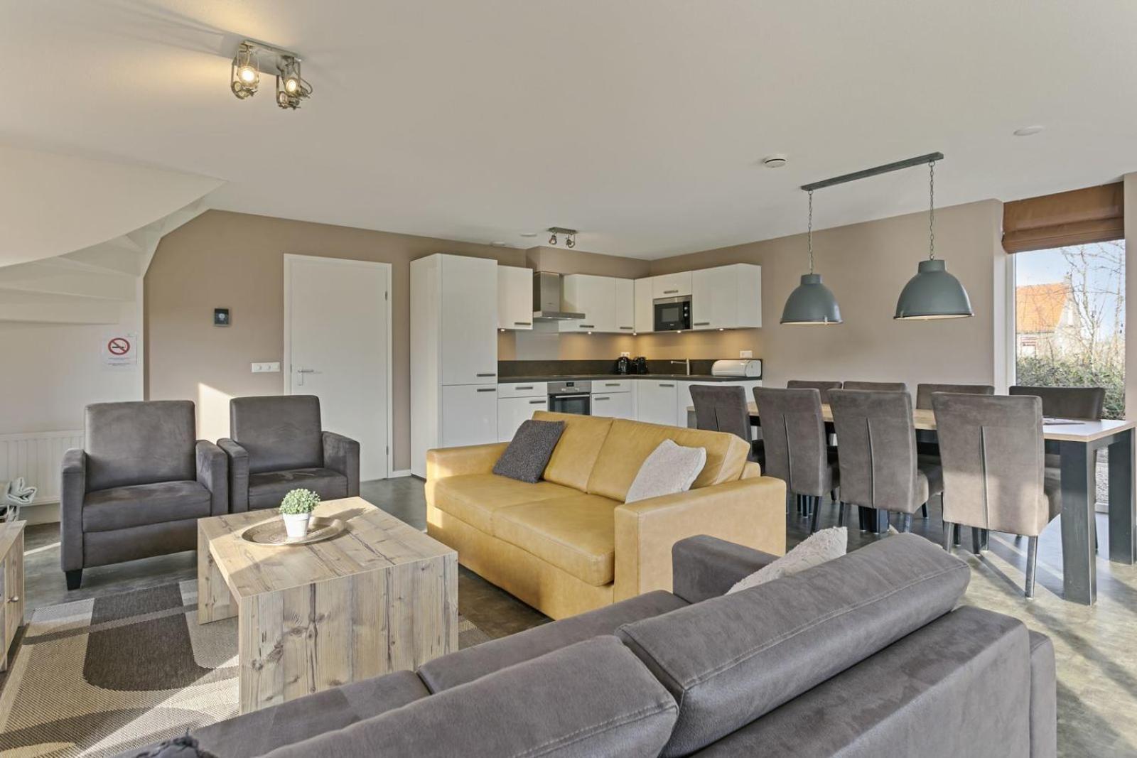 Mastlo: Spacious 10-person Garden Retreat Near Villa *