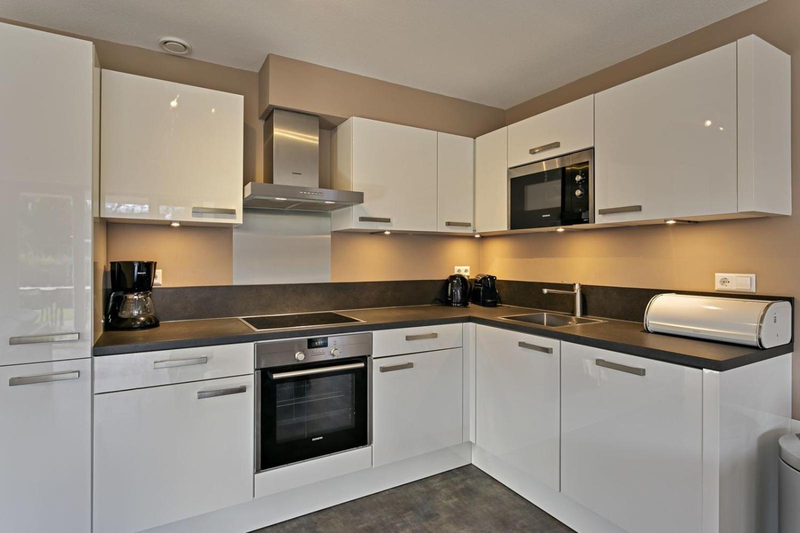 Villa Mastlo: Spacious 10-person Garden Retreat Near *