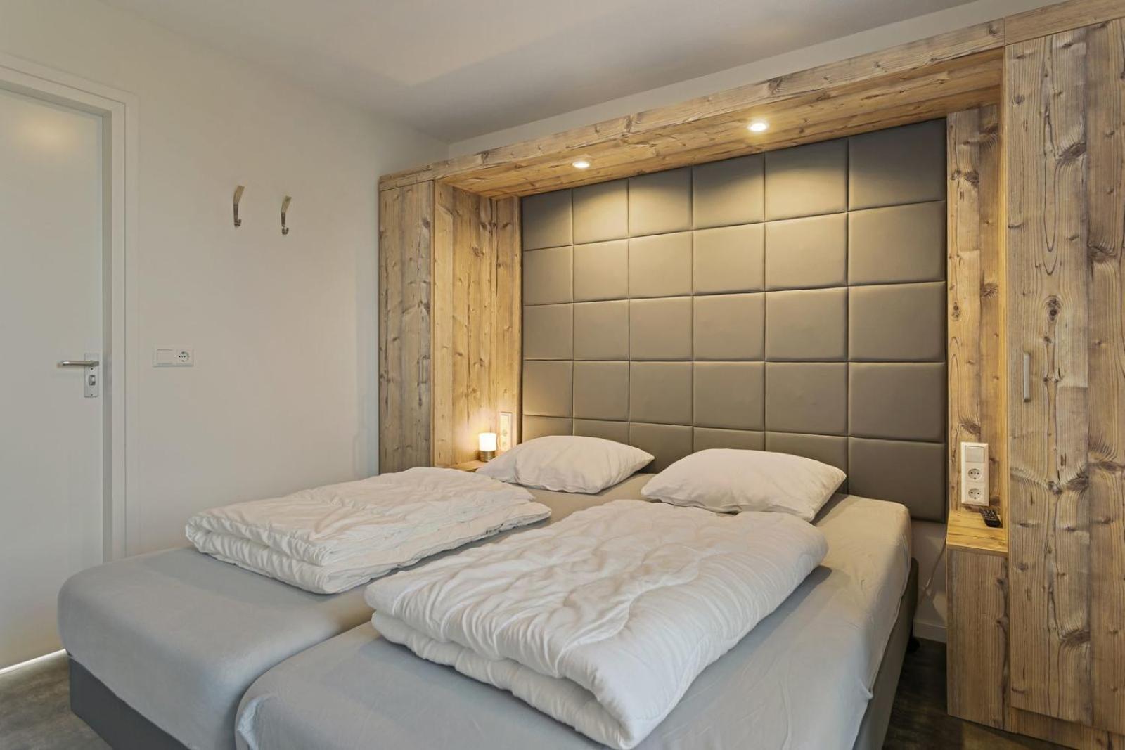 Mastlo: Spacious 10-person Garden Retreat Near Villa Ouddorp