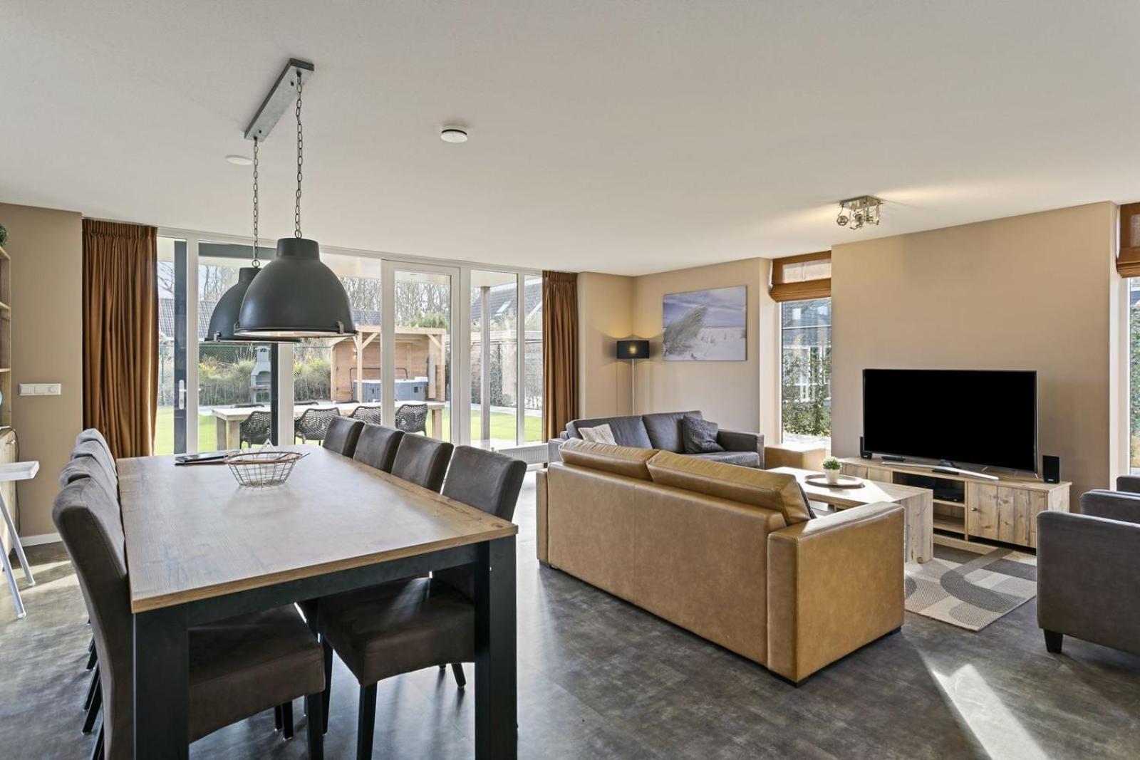 Villa Mastlo: Spacious 10-person Garden Retreat Near Ouddorp
