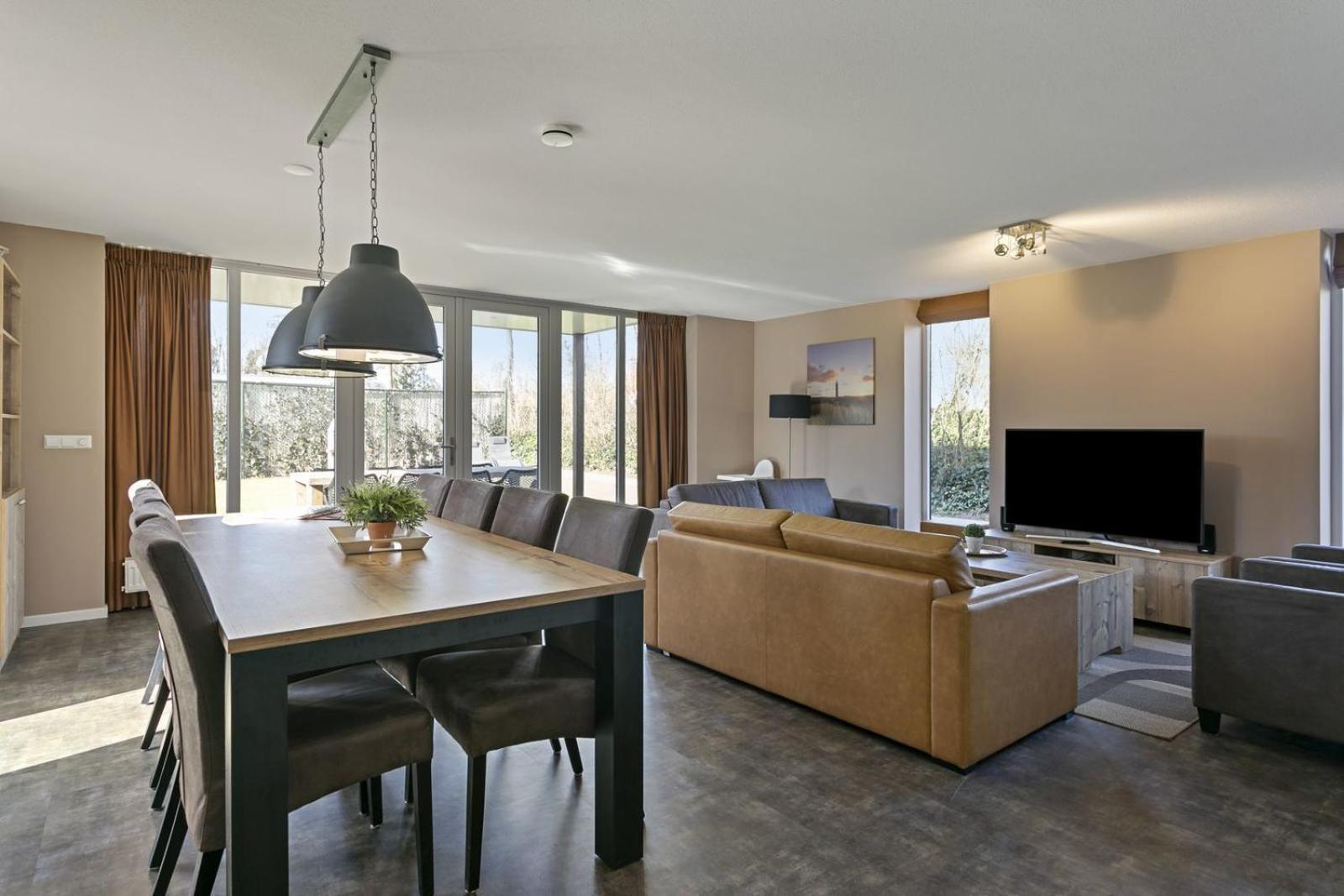 Mastlo: Spacious 10-person Garden Retreat Near