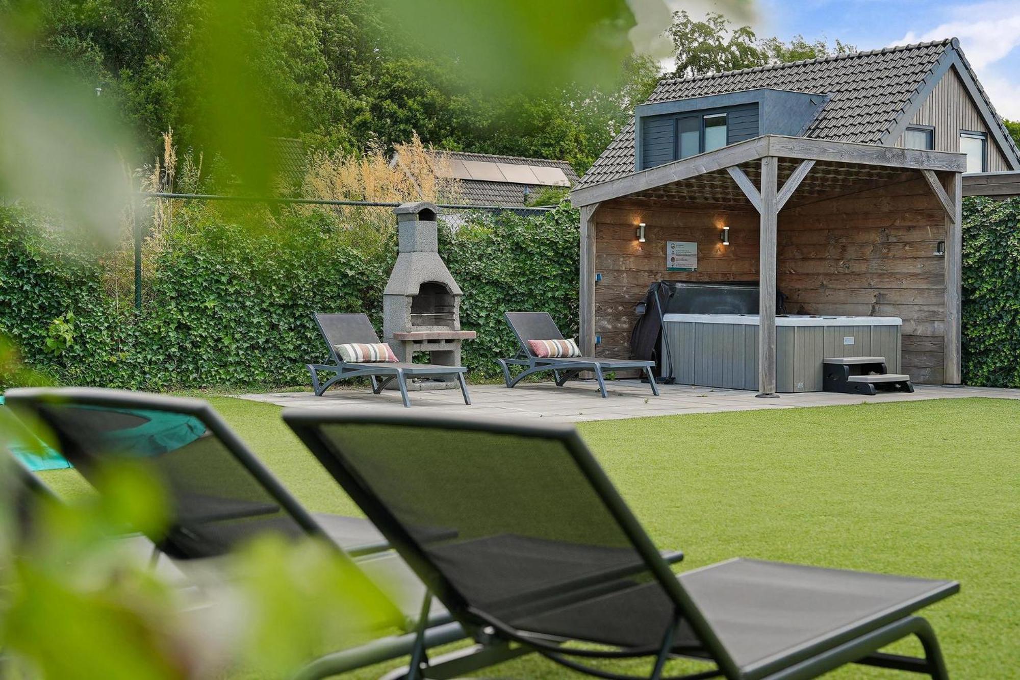 Mastlo: Spacious 10-person Garden Retreat Near Villa