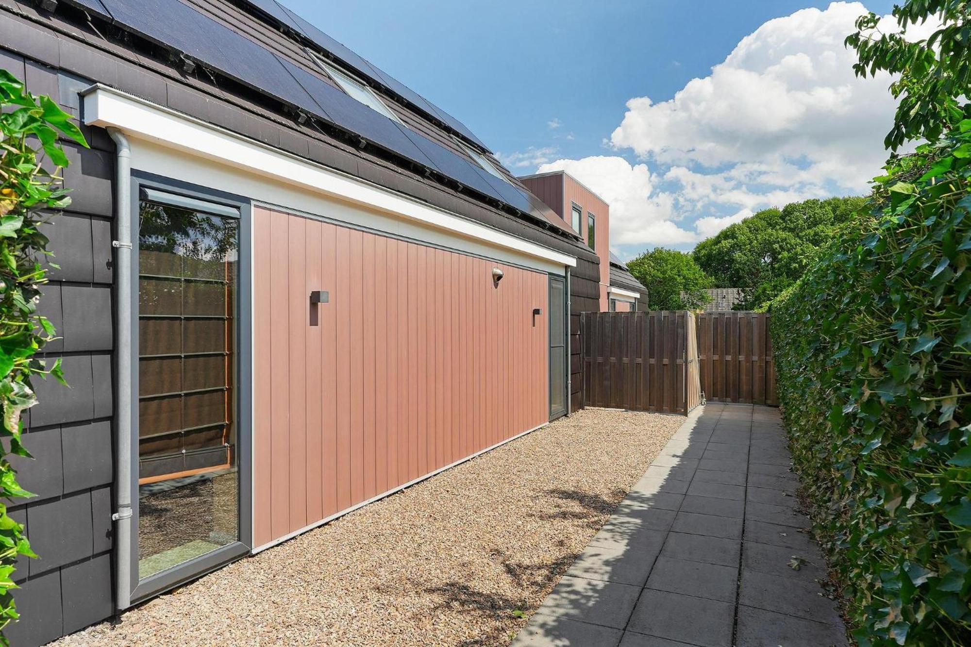 Mastlo: Spacious 10-person Garden Retreat Near Villa *