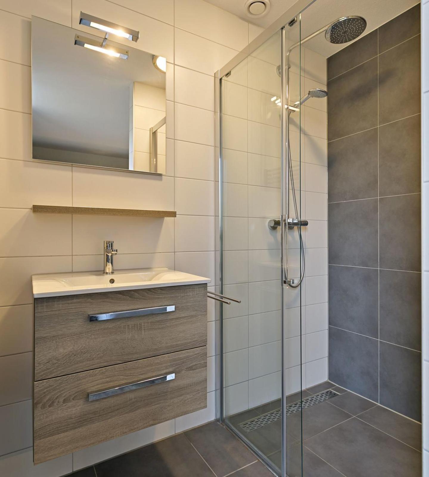 Mastlo: Spacious 10-person Garden Retreat Near Villa Ouddorp