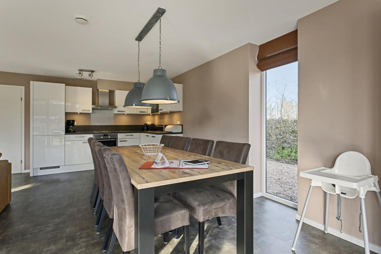 Mastlo: Spacious 10-person Garden Retreat Near Villa Ouddorp